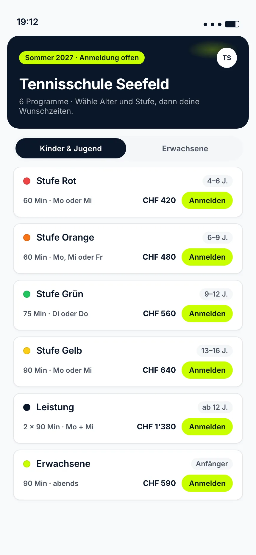 Anmeldeseite einer Tennisschule mit sechs Programmen für die Sommersaison auf dem Handy